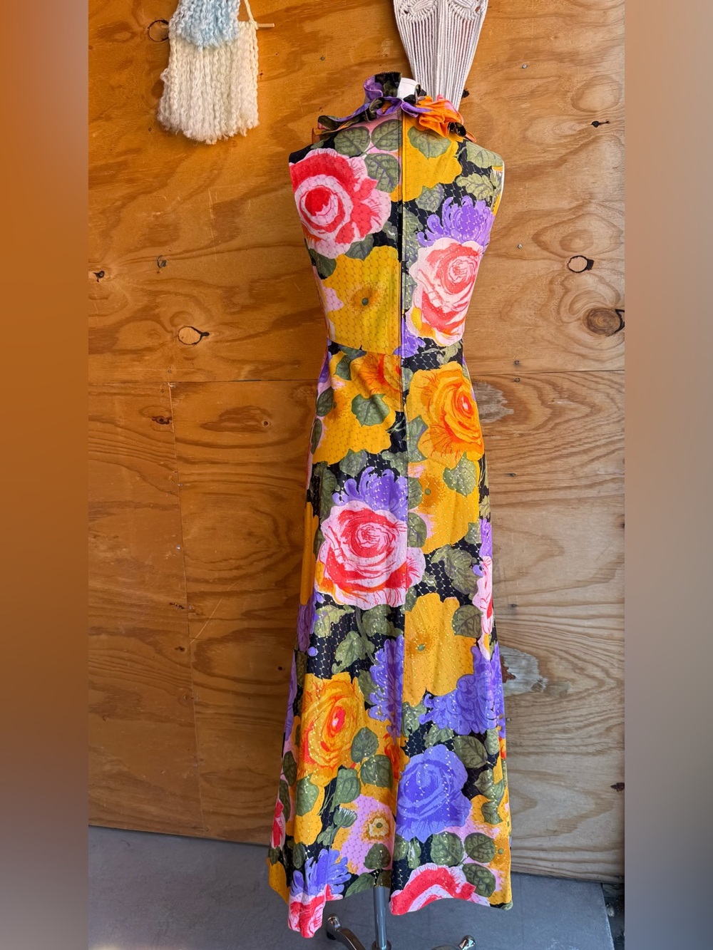 Vintage 1960s Aline Maxi Dress with Ruffle Neckline Gold Metallic Flower Power - Picture 4 of 6